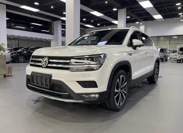67ab1c0b7817d Volkswagen Tharu, 2020