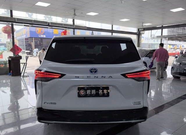 
								Toyota Sienna, 2023 full									
