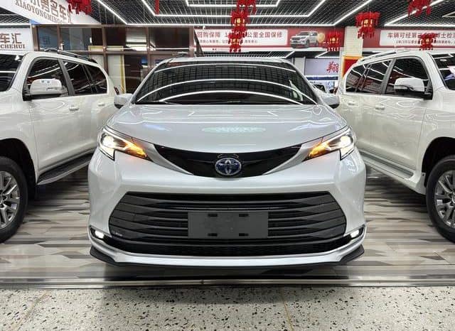 
								Toyota Sienna, 2023 full									