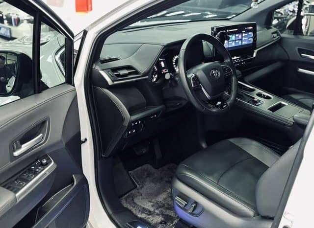 
								Toyota Sienna, 2023 full									