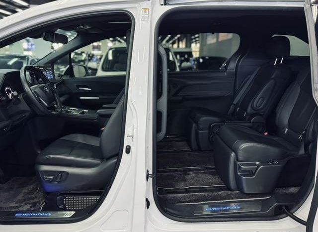 
								Toyota Sienna, 2023 full									